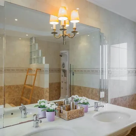 With Pool Close To The Airport, 290m² Вилла *