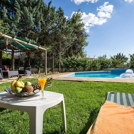 With Pool Close To The Airport, 290m² * Вари