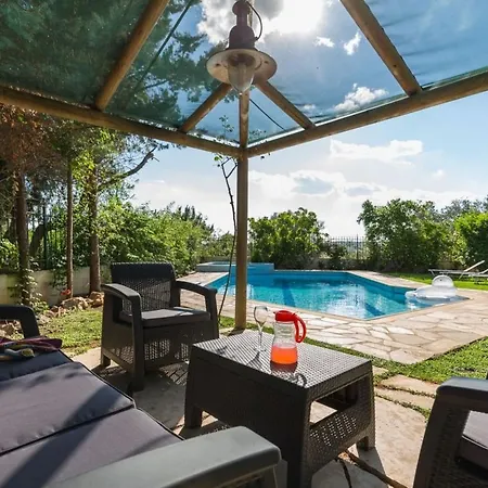 With Pool Close To The Airport, 290m²