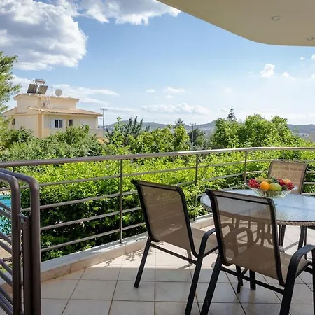 With Pool Close To The Airport, 290m²