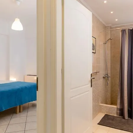 With Pool Close To The Airport, 290m² Вилла Вари