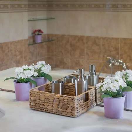 With Pool Close To The Airport, 290m² Вилла Вари