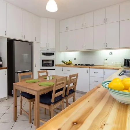 With Pool Close To The Airport, 290m²