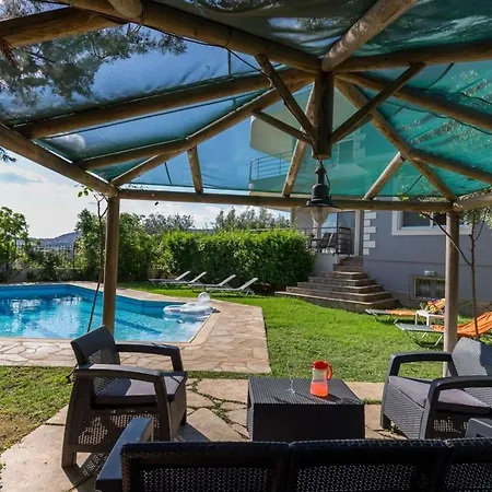 With Pool Close To The Airport, 290m² Вилла
