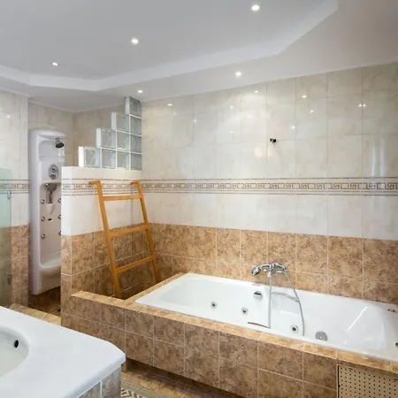 With Pool Close To The Airport, 290m² * Вари